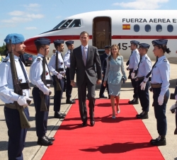 Sus Majestades los Reyes a su llegada al aeropuerto militar Figo Maduro